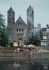 801441 Afbeelding van het slaan van damwanden bij het Willemsplantsoen te Utrecht, tijdens de aanleg van de spuikoker ...